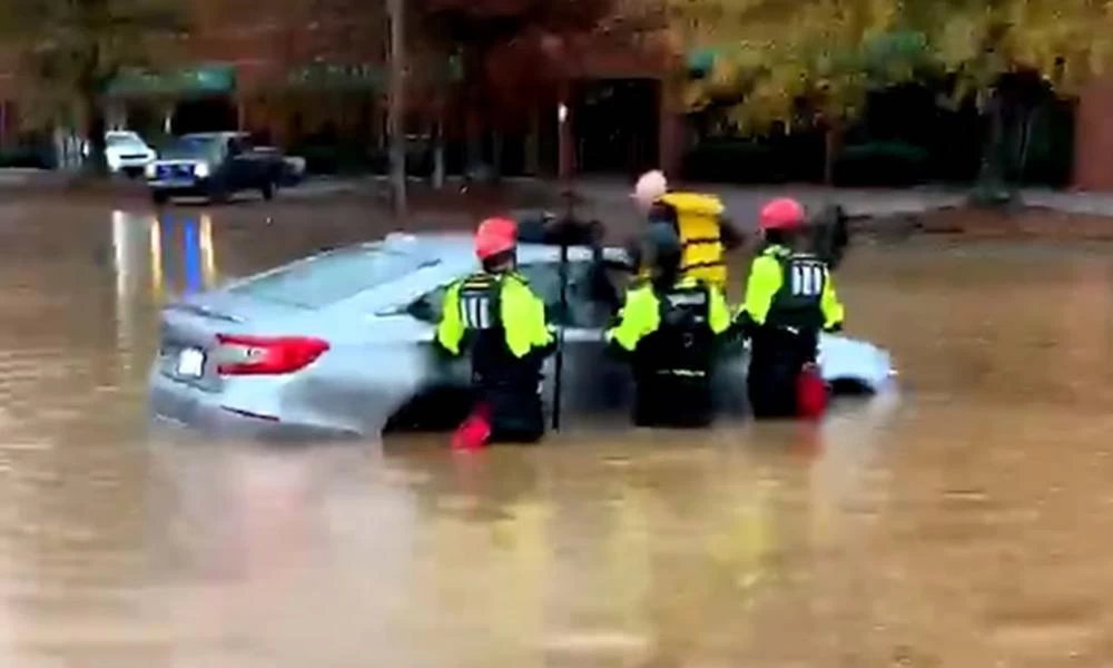 Πλημμύρες στη Βόρεια Καρολίνα: Βίντεο με απίστευτη διάσωση